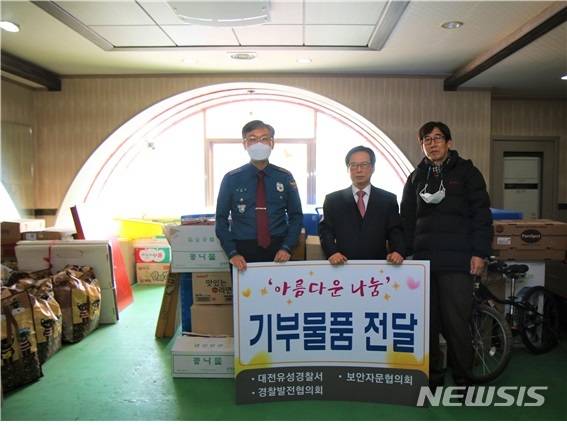 왼쪽부터 육종명 유성경찰서장, 최석원 명학장학회 희망사다리 사업단 이사장·장현준 사무국장