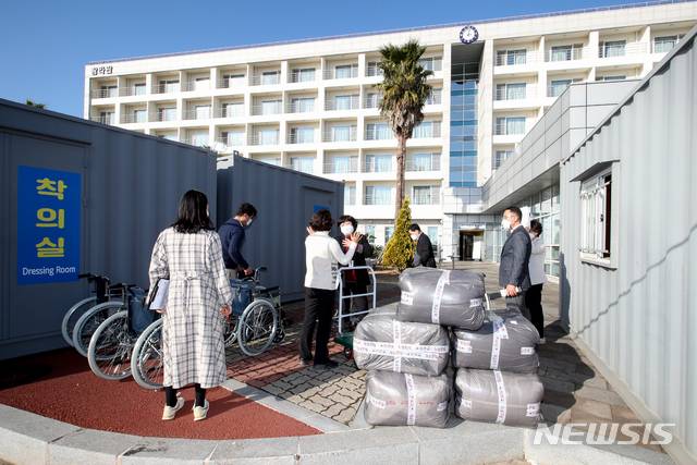 [제주=뉴시스]제주지역 신종 코로나바이러스 감염증(코로나19) 경증 환자를 위한 제1생활치료센터의 개소 준비하는 모습. (사진=뉴시스DB)