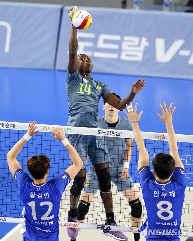 [서울=뉴시스]조수정 기자 = 13일 천안 유관순 체육관에서 진행된 도드람 V리그 현대캐피탈 Vs 삼성화재 경기, 현대캐피탈 다우디가 공격하고 있다. (사진=현대캐피탈 배구단 제공) 2021.01.13. photo@newsis.com