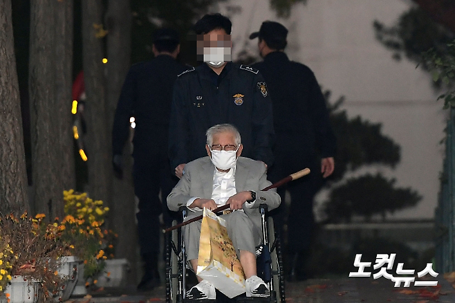 감염병예방법 위반, 횡령 등의 혐의로 구속기소된 이단 신천지 이만희 교주가 지난해 11월 12일 오후 수원구치소를 나서고 있다.  수원지법 형사11부(김미경 부장판사)는 보석보증금 1억 원을 납입하는 조건으로 이 교주의 보석을 허가했다. 이한형 기자