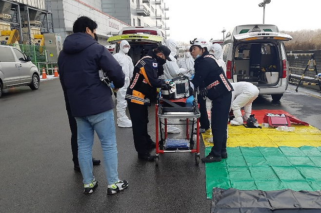 13일 오후 경기 파주시 엘지디스플레이 공장에서 화학물질 유출 사고가 발생해 119 대원들이 구조 작업을 하고 있다. 연합뉴스