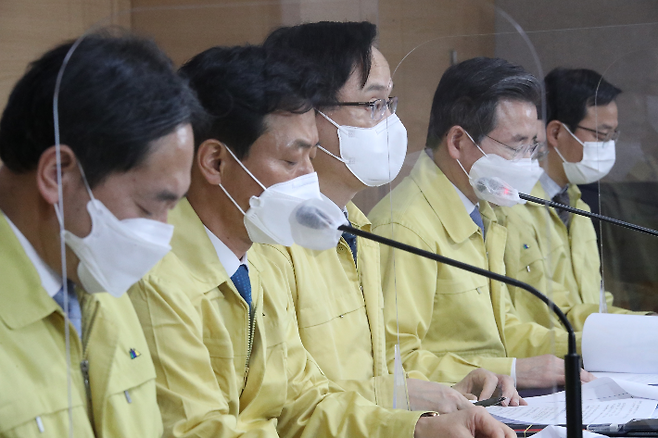 김용범 기획재정부 제1차관(왼쪽 네 번째)과 강성천 중소벤처기업부 차관(왼쪽 세 번째) 등이 13일 정부서울청사에서 열린 제26차 비상경제 중대본 회의 겸 제9차 한국판 뉴딜 관계 장관회의를 마친 후 브리핑하고 있다.  연합뉴스