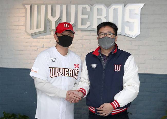 [사진] SK 유니폼을 입음 김상수(좌)-SK 류선규 단장 / SK 와이번스 제공