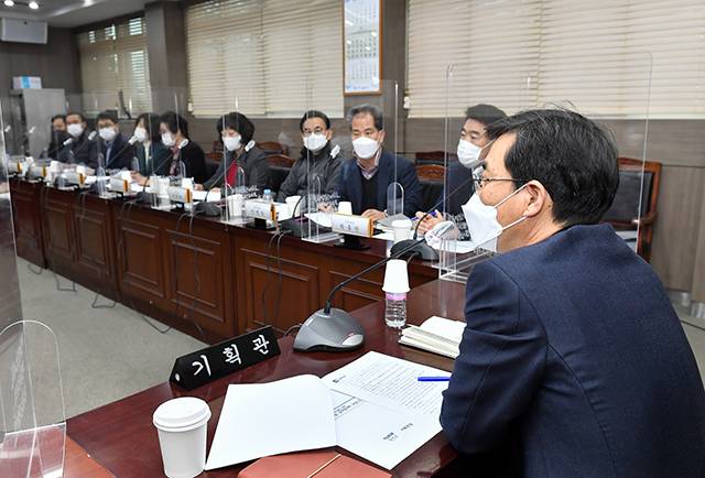 ▲13일 정선군청 소회의실에서 서건희 기획관 주재로 ‘군민 행복, 공동체 회복 종합대책 과제 발굴’을 위한 ‘정책개발 실무협의회’가 열리고 있다. ⓒ정선군