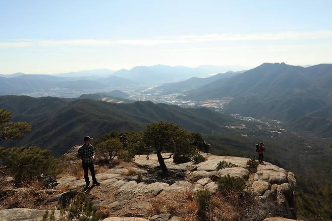 기차바위는 주변 전망도 좋지만 기암들에 분재 같은 소나무가 어우러진 이채로운 경관이다.