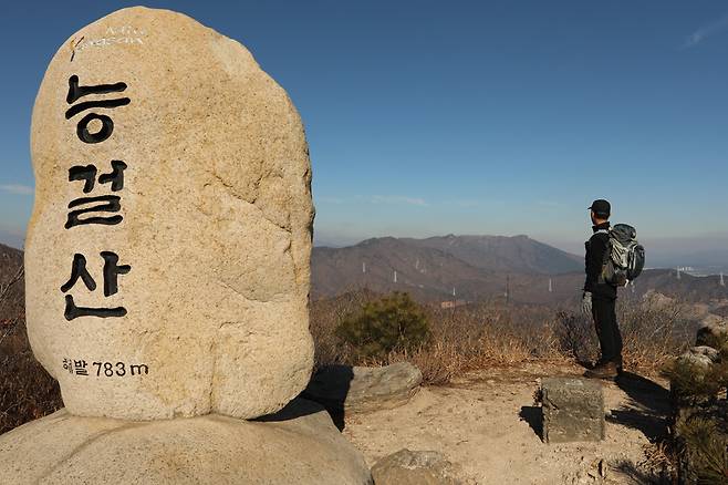 능걸산 정상석을 등지고 서면 영남알프스의 준봉들이 산 물결로 넘실거린다