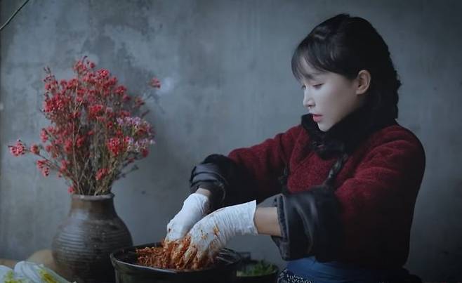 중국 유튜버 리쯔치가 올린 동영상. 김치를 담그는 모습이 담겨 있다. (화면 출처=유튜브)