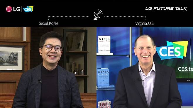 12일(현지시간) 열린 CES2021 ‘LG 미래기술대담’에서 박일평 LG전자 사장(왼쪽)과 게리 샤피로 CTA CEO가 대화를 나누고 있다. LG전자제공