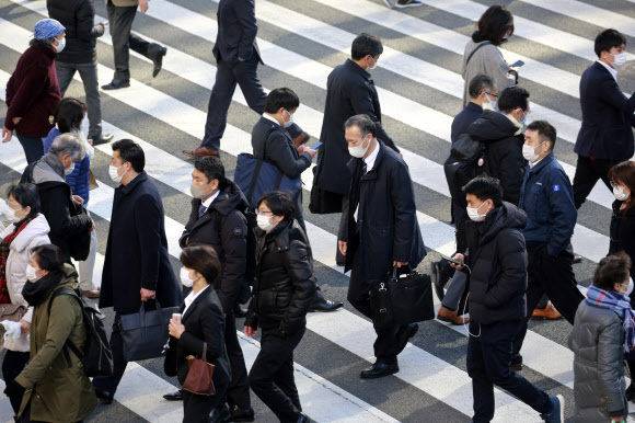 13일 도쿄에서 마스크를 쓴 시민들이 횡단보도를 건너고 있다. 도쿄 AP=연합뉴스