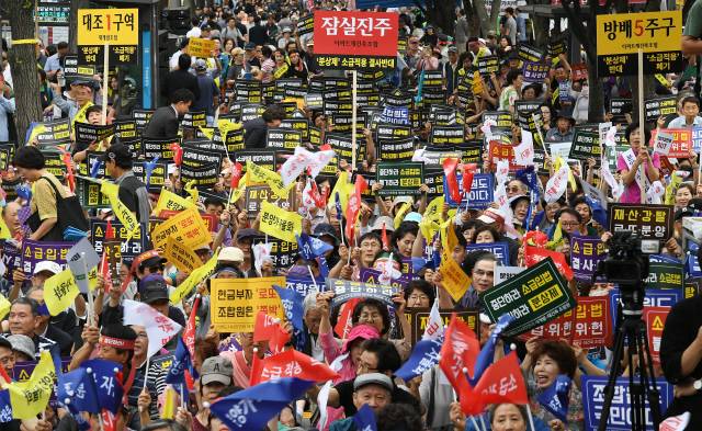 지난 2019년 ‘분양가상한제 소급적용 저지 재개발·재건축 조합원 총궐기대회’에 참가한 조합원들이 분양가상한제는 재산권을 침해하는 것이라 주장하며 즉각 철회를 촉구하고 있다./서울경제DB