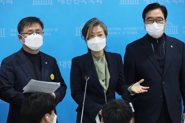 더불어민주당 양이원영, 우원식, 김성환 의원 등이 13일 국회 소통관에서 월성원전의 방사성물질 누출 사건과 관련해 공동 기자회견을 하고 있다. /연합뉴스