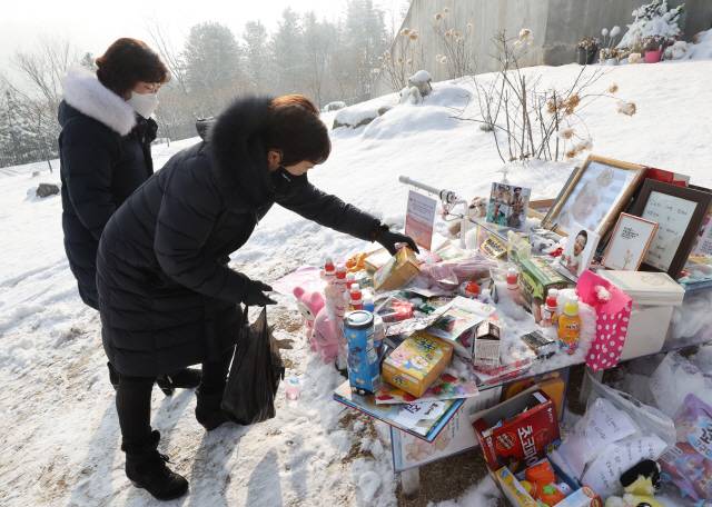 13일 오전 경기도 양평군 하이패밀리 안데르센 공원묘원에서 시민들이 양부모의 학대로 생후 16개월 만에 숨진 정인 양을 추모하고 있다.  /연합뉴스