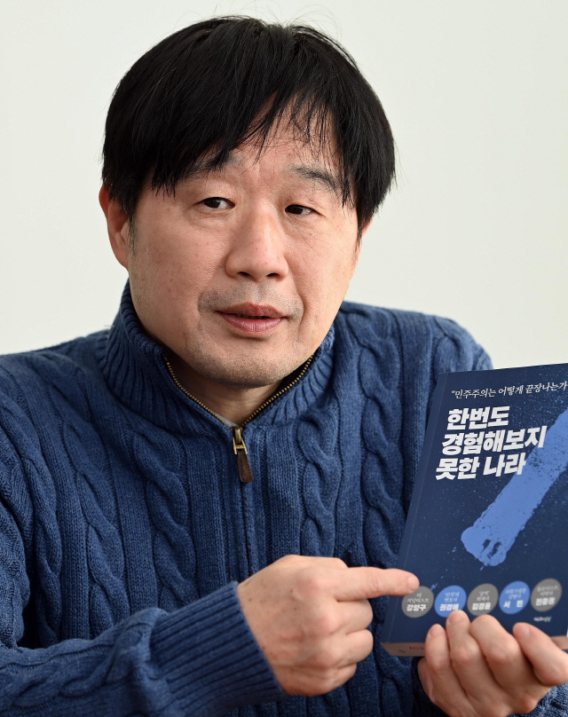 ‘조국 흑서’의 공동 저자인 서민 단국대 의대 교수는 “문재인 정권은 팬덤에 기생한 정치로 국민을 갈라쳤다”며 “현 정부 사람들이 진보라고 입에 올리는 게 부끄러운 일”이라고 말했다. /이호재기자
