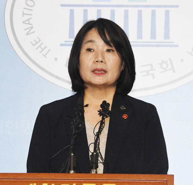 정의기억연대 회계 부정 의혹에 휩싸인 윤미향 더불어민주당 의원이 지난해 5월 29일 당선인 신분으로 국회 소통관에서 기자회견을 하고 있다./서울경제DB