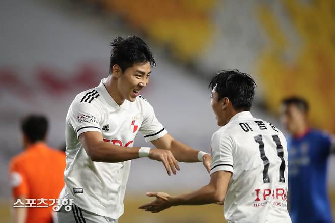 지난해 부산 아이파크에서 뛰다 경남FC로 이적한 이정협. 프로축구연맹 제공