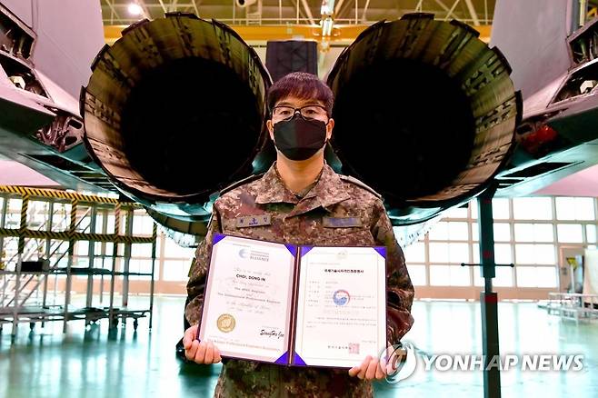 군수사령부 최동인 준위, '항공우주공학 국제기술사' 자격 취득 (서울=연합뉴스) 공군은 군수사령부 군수사령부 항공자원관리단 소속 최동인 준위가 항공우주공학 분야의 최고 자격인 '항공우주공학 국제기술사' 자격을 취득했다고 13일 밝혔다.      사진은 최동인 준위.       [공군 제공. 재판매 및 DB 금지] photo@yna.co.kr