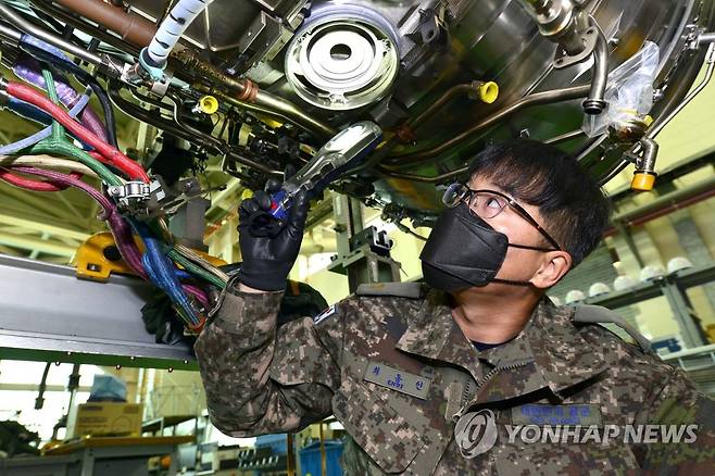 군수사령부 최동인 준위, '항공우주공학 국제기술사' 자격 취득 (서울=연합뉴스) 공군은 군수사령부 군수사령부 항공자원관리단 소속 최동인 준위가 항공우주공학 분야의 최고 자격인 '항공우주공학 국제기술사' 자격을 취득했다고 13일 밝혔다.      사진은 최동인 준위가 항공기 엔진을 점검하는 모습.       [공군 제공. 재판매 및 DB 금지] photo@yna.co.kr