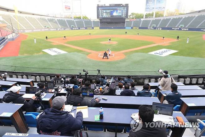 2020년 4월 25일 잠실구장에서 열린 평가전 [연합뉴스 자료사진]