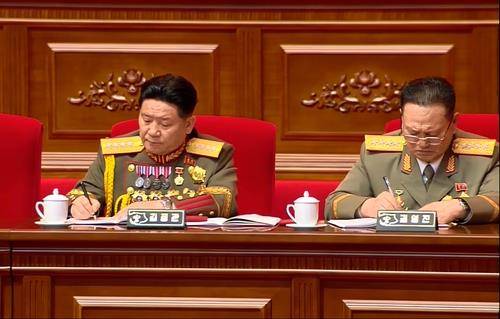 권영진 북한 총정치국장(오른쪽)이 지난 12일 평양에서 열린 노동당 제8차대회 폐막식에서 대장 계급장을 달고 김정관 국방상과 나란히 앉아있다. [조선중앙TV 화면]