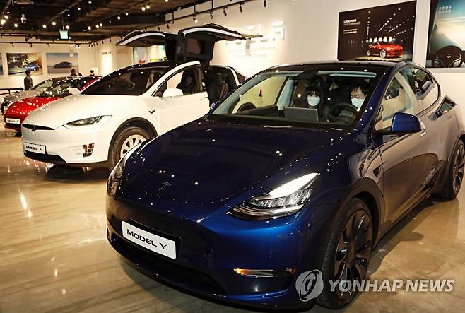 롯데백화점, 테슬라 갤러리서 '테슬라 Model Y' 공개 (서울=연합뉴스) 13일 서울 롯데백화점 영등포점 1층 테슬라 갤러리에서 전기 SUV 두 번째 모델인 '테슬라 Model Y'가 최초 공개됐다.      사진은 고객들이 'Model Y'에 시승하는 모습. 2021.1.13       [롯데쇼핑 제공. 재판매 및 DB 금지] photo@yna.co.kr