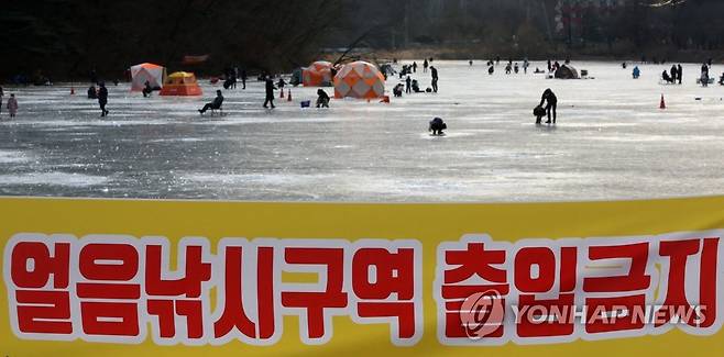 지난 3일 '출입금지' 호소에도 몰린 춘천 얼음낚시터 [연합뉴스 자료사진]