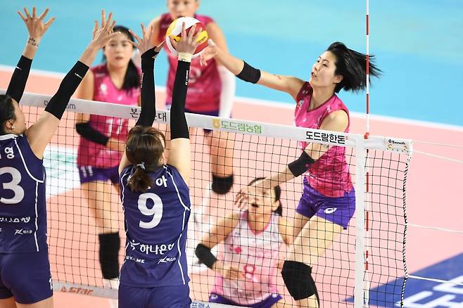 이재영의 연타 공격 (서울=연합뉴스) 흥국생명 레프트 이재영이 13일 경상북도 김천체육관에서 열린 프로배구 여자부 한국도로공사와의 방문 경기에서 블로커 손을 노린 연타 공격을 시도하고 있다. [한국배구연맹 제공. 재판매 및 DB금지]