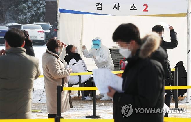 코로나19 검사받는 경기도청 직원들 (수원=연합뉴스) 홍기원 기자 = 13일 오전 경기도 수원시 경기도청에서 직원들이 신종 코로나바이러스 감염증(코로나19) 검사를 받고 있다.      경기도는 코로나19 무증상 감염자로 인한 지역감염을 막기 위해 도청과 공공기관 전 직원 1만2천여명을 대상으로 13~19일 선제적으로 전수검사를 한다. 2021.1.13 xanadu@yna.co.kr