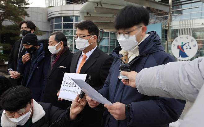 13일 오후 서울 서초구 서울행정법원 앞에서 열린 북한군에 피격된 해양수산부 공무원 유가족의 정보공개청구 행정소송 기자회견에서 피살 공무원의 아들 이모 군(오른쪽)이 기자회견문을 낭독하고 있다. (사진= 연합뉴스)