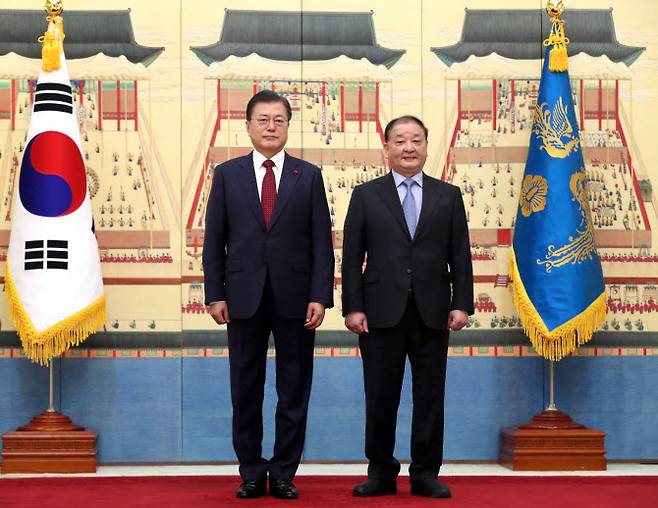 문재인 대통령이 14일 청와대에서 강창일 주일대사에게 신임장을 수여한 후 기념촬영 하고 있다. (사진=연합뉴스)