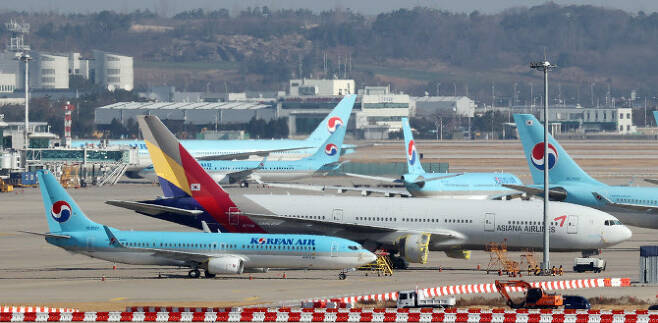 인천국제공항 대한항공과 아시아나항공 정비창 앞에 양사 여객기들이 세워져 있다. (사진=연합뉴스)