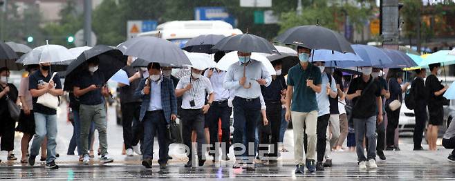 역대 최장 장마를 기록한 지난해 여름 서울 광화문네거리에서 우산을 쓴 시민들이 출근 발걸음을 서두르고 있다. [사진=이데일리 방인권 기자]