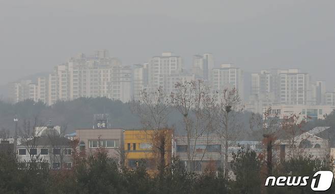 대전 서구 갑천대교에서 바라본 도심이 뿌옇게 보이고 있다. /뉴스1 © News1