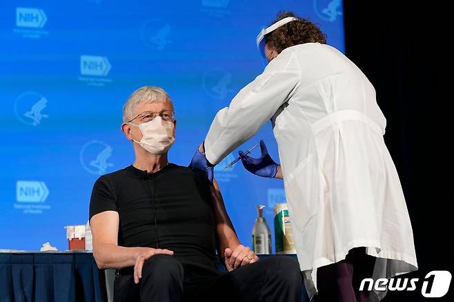 프랜시스 콜린스 미국 국립보건원 원장이 22일(현지시간) 매릴랜드 주 베데스다에 있는 국립보건원에서 모더나가 개발한 코로나19 백신을 접종받고 있다. © AFP=뉴스1 © News1 우동명 기자