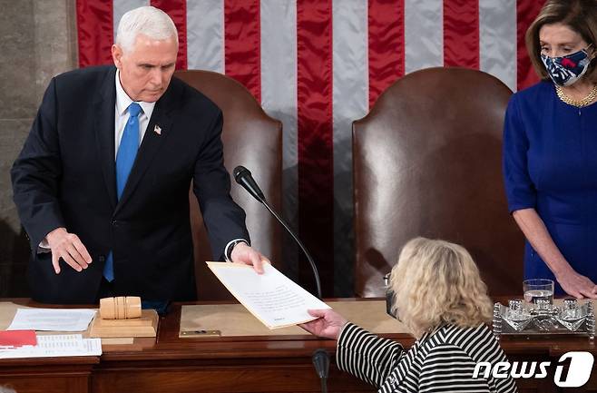 지난 6일 바이든 당선 인증 당시 펜스 부통령과 낸시 펠로시 하원의장의 모습. © AFP=뉴스1