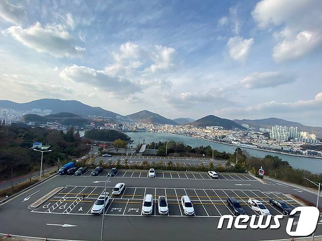 여수 돌산공원 공영주차장.(여수시 제공) /뉴스1 © News1