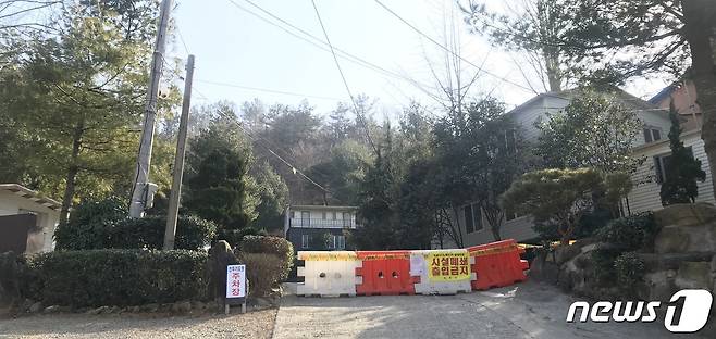 진주국제기도원 입구에서 바라본 건물들. © 뉴스1