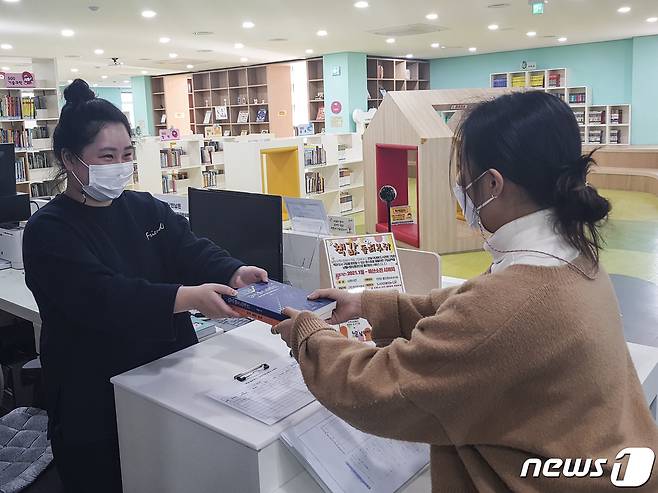 2019년 6월 시행 뒤 주민들로부터 큰 호응을 얻은 전북 남원시의 '책 값 돌려주기 사업'이 올해도 계속된다.(남원시 제공)2021.1.14 /© 뉴스1