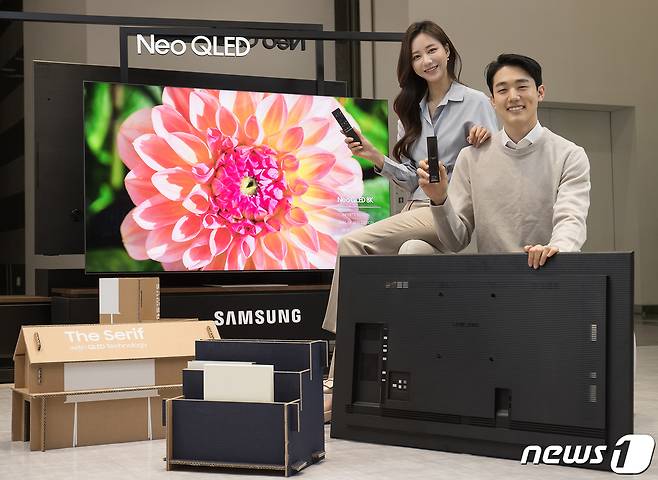 삼성전자 모델들이 수원 삼성 디지털시티에서 2021년 신제품 Neo QLED TV와 새롭게 적용된 솔라셀 리모컨, 에코 패키지를 소개하고 있다.(삼성전자 제공) 2021.1.10/뉴스1