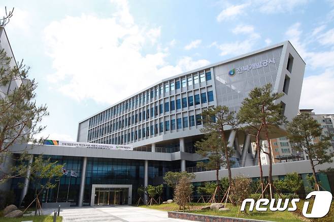 올해부터 국세청의 ‘연말정산 간소화’ 온라인 서비스에서 임대료 납부내역 자료를 직접 조회할 수 있다. 사진은 전북개발공사 전경./뉴스1