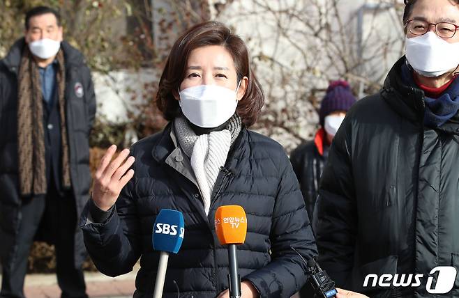서울시장 보궐선거 출마를 선언한 나경원 국민의힘 전 의원이 14일 오후 재건축 추진 중인 서울 금천구 남서울 럭키아파트를 방문해 취재진의 질의에 답변하고 있다. 2021.1.14/뉴스1 © News1 국회사진취재단