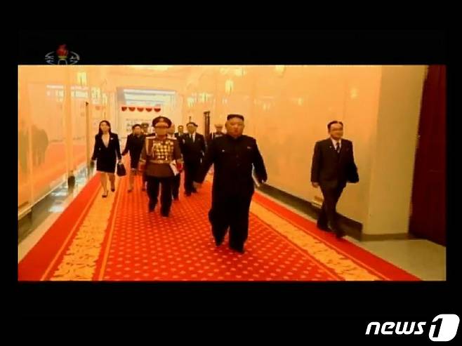 김정은 총비서를 수행하고 있는 김여정과 조용원.(조선중앙TV 갈무리)