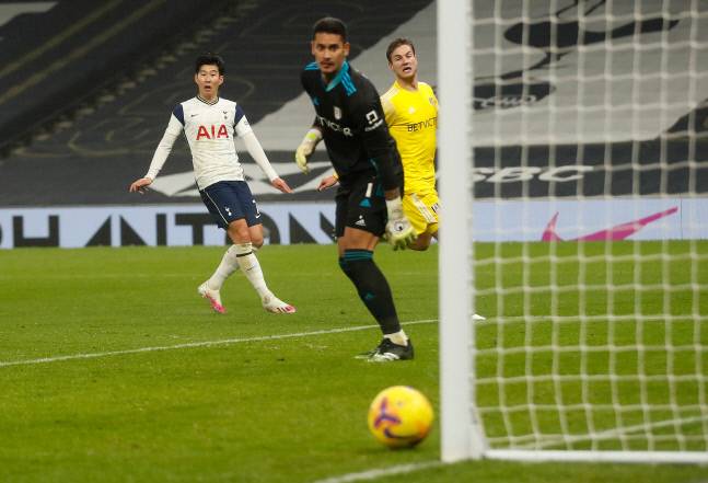 토트넘 손흥민이 14일(이하 한국시간) 영국 런던 토트넘홋스퍼 스타디움에서 끝난 2020~2021시즌 잉글랜드 프리미어리그(EPL) 풀럼과 홈경기에 선발 출격, 후반 왼발 슛이 골대를 때리고 있다. 런던 | AFP연합뉴스
