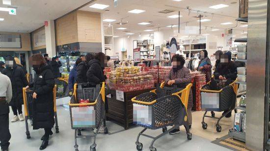 13일 오후 서울 성동구 소재 한 대형마트에서 이용객들이 물건을 고르고 있는 모습