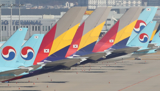 지난 6일 오후 인천국제공항에서 주기장에 대한항공과 아시아나항공 여객기가 세워져 있다. 연합뉴스.