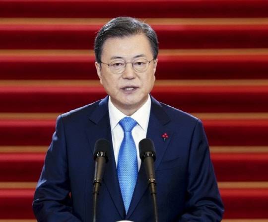 문재인(사진) 대통령이 11일 청와대에서 신년사를 하고 있다. <연합뉴스>