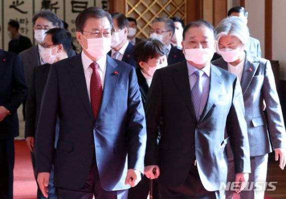 [서울=뉴시스]박영태 기자 = 문재인 대통령이 14일 오전 청와대 본관에서 강창일 주일대사에게 신임장을 수여한 후 환담장으로 이동하고 있다. 2021.01.14. since1999@newsis.com <저작권자ⓒ 공감언론 뉴시스통신사. 무단전재-재배포 금지.> /사진=뉴시스화상