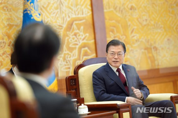 [서울=뉴시스] 문재인 대통령이 14일 오전 청와대 본관 접견실에서 도미타 코지 주한일본대사를 접견하고 있다. (사진=청와대 제공) 2021.01.14. photo@newsis.com <저작권자ⓒ 공감언론 뉴시스통신사. 무단전재-재배포 금지.> /사진=뉴시스화상