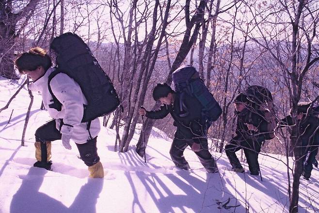 1990년대 후반 눈 덮인 지리산에 오르는 등산객들. 사진 서재철 제공
