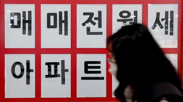 전세난이 계속되고 있는 13일 오전 서울 송파구 한 공인중개사무소 앞 매물란이 비어 있다. 뉴시스