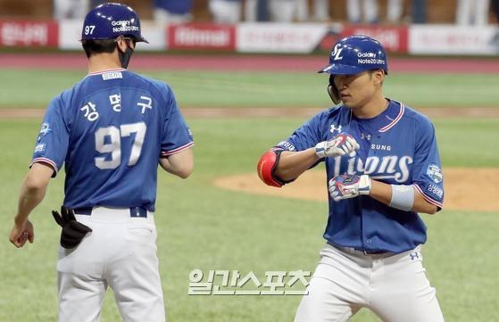 프로야구 키움과 삼성의 경기가 30일 오후 서울 고척스카이돔에서 열렸다. 삼성 박해민이 5회초 2사 2루서 1타점 중전안타를 날리고하이파이브 하고있다. 고척=정시종 기자 jung.sichong@joongang.co.kr /2020.08.30.